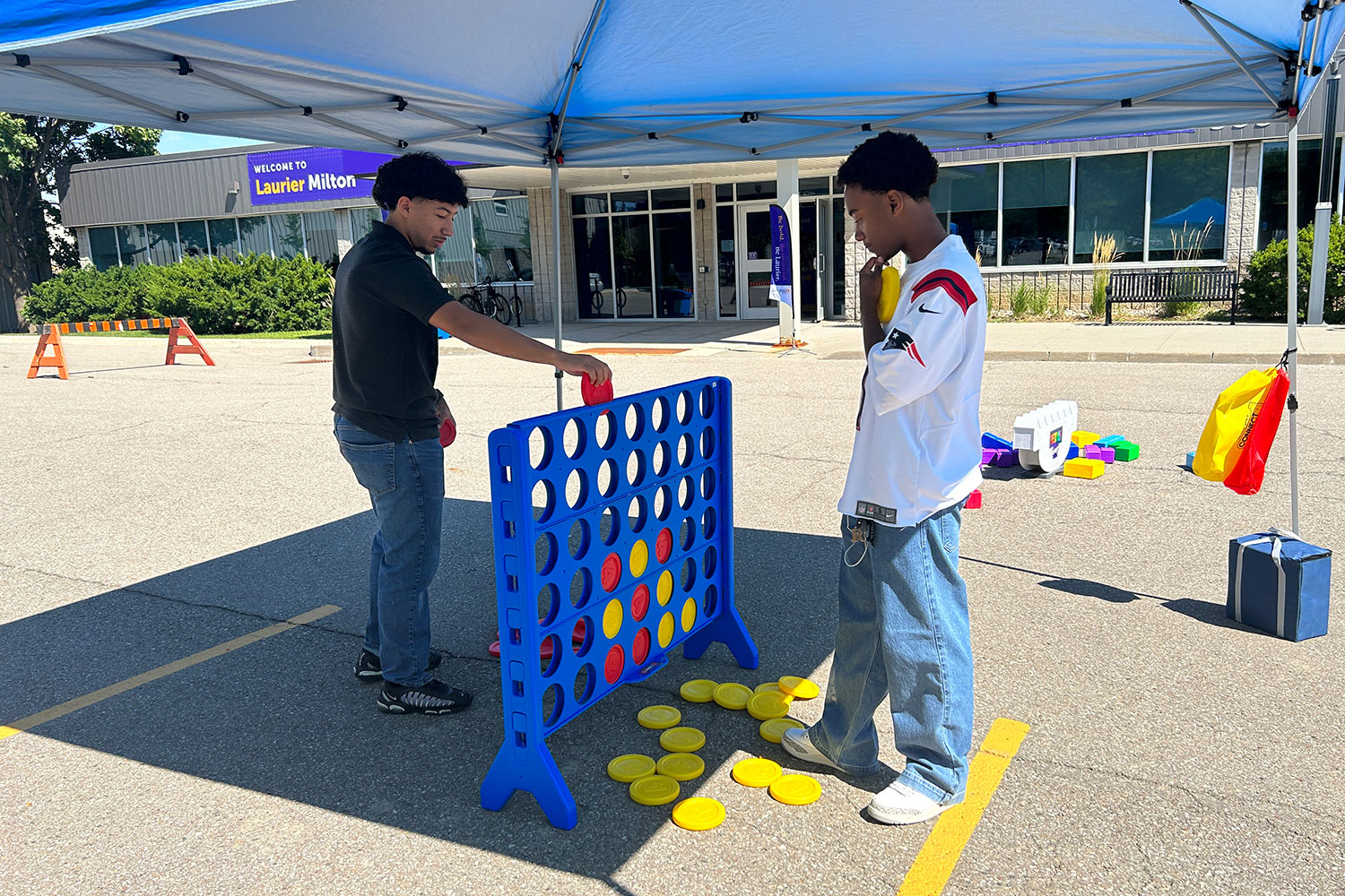students play lawn games